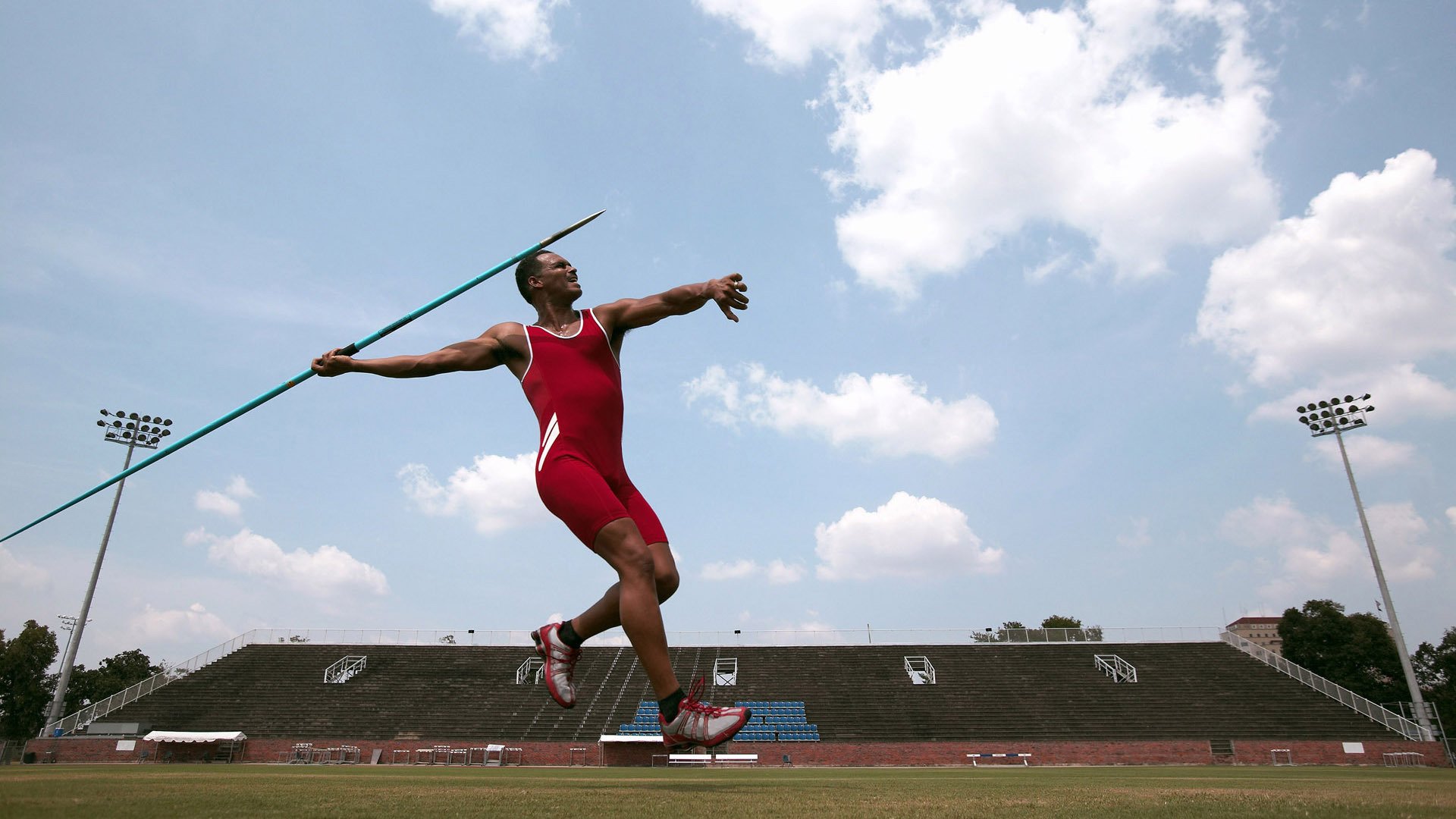 梅西第七次捧起金球奖 传奇生涯再添璀璨篇章